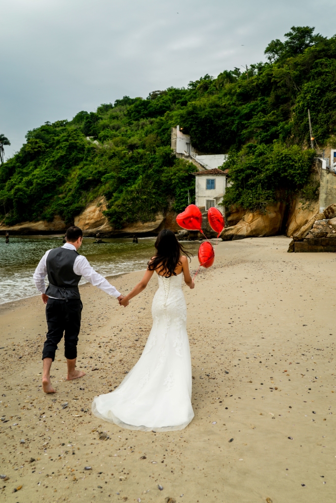 Casal na praia pós casamento