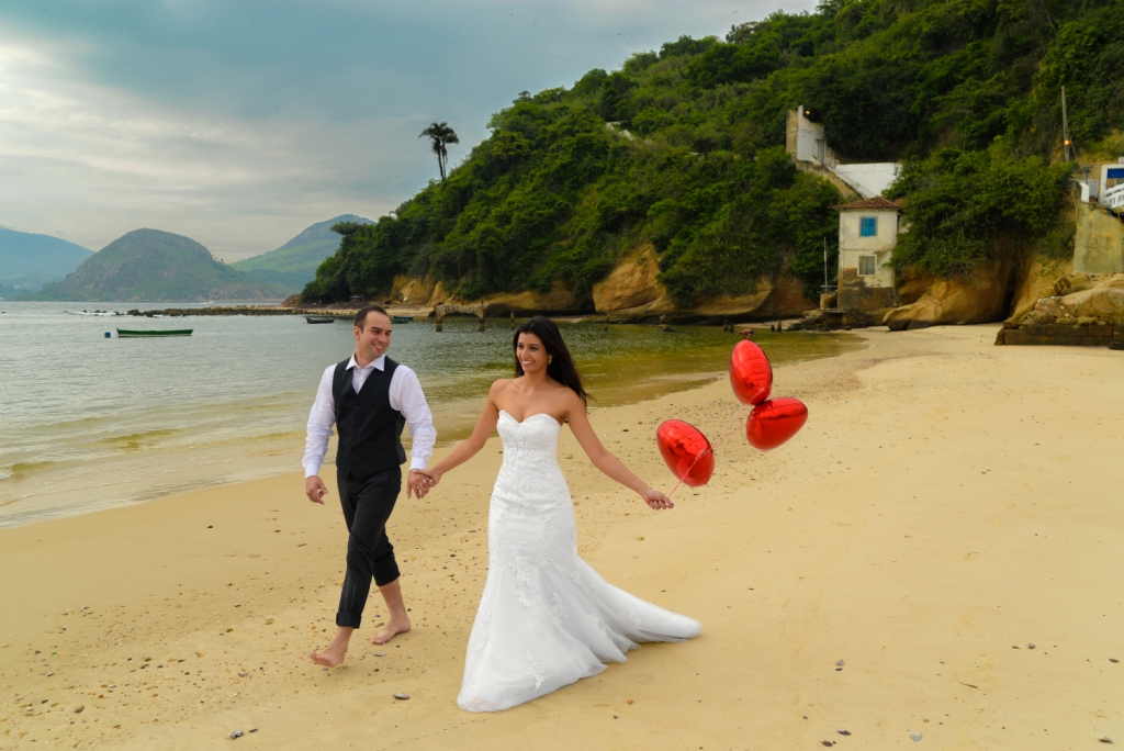 Casal caminhando com noiva segurando balões