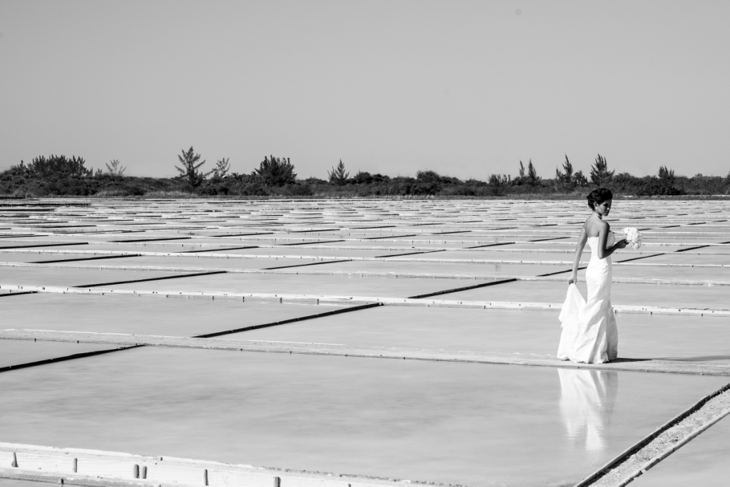 pre wedding, modelo vestida de noiva, casal de noivos, sessão fotográfica, nossa casa estúdio, araruama rio de janeiro, salinas, fotos de noiva, editorial de noivas, making of noivo