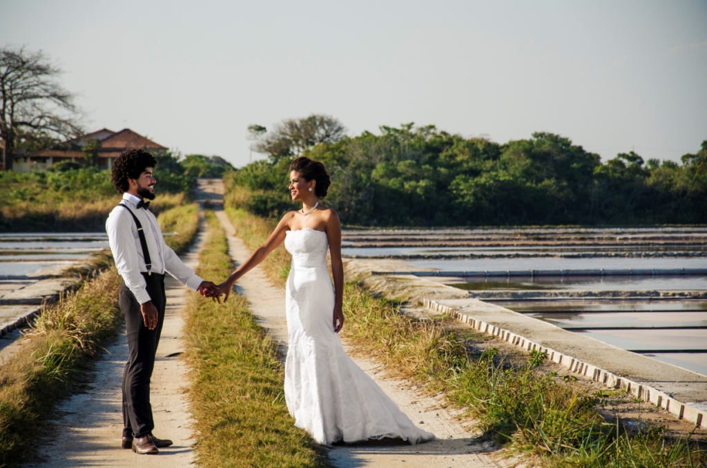 pre wedding, modelo vestida de noiva, casal de noivos, sessão fotográfica, nossa casa estúdio, araruama rio de janeiro, salinas, fotos de noiva, editorial de noivas, making of noivo