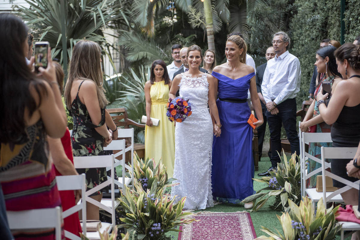 Nossa Casa estúdio fotografia de casamento no rio de janeiro solar das palmeiras botafogo noivos 2020 2021 2022 noiva com vestido entrando na cerimônia de casamento com a mãe buque da noiva decoração rústica casamento de dia no campo