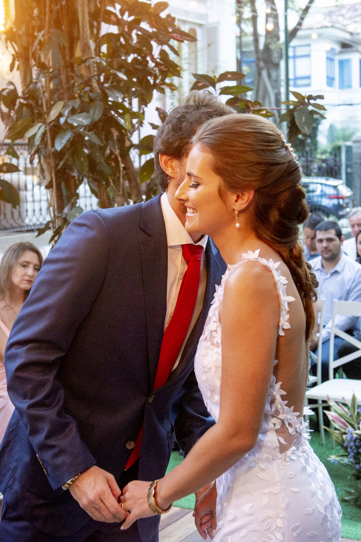 Nossa Casa Estúdio fotografia de casamento noivos 2020 2021 2022 casal no altar na cerimônia estilo rústico terno do noivo com estilo sapato do noivo decoração rústica de casamento no solar das palmeiras em botafogo rio de janeiro fotógrafo em niterói