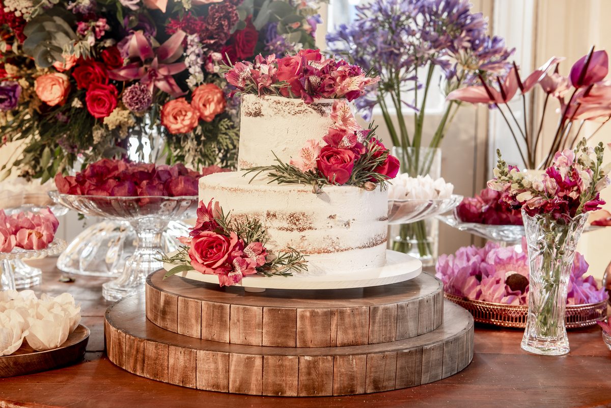 Nossa Casa Estúdio fotografia de casamento no Rio de Janeiro e Niterói dicas de decoração rústica bolo de casamento inspiração naked cake com flores e acessórios florais noivas 2020 e 2021 solar das palmeiras em botafogo