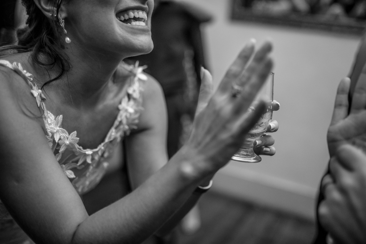 Nossa Casa Estúdio fotografia de casamento no Rio de Janeiro e em Niterói festa de casamento  com noiva vestido branco dançando na pista com DJ 