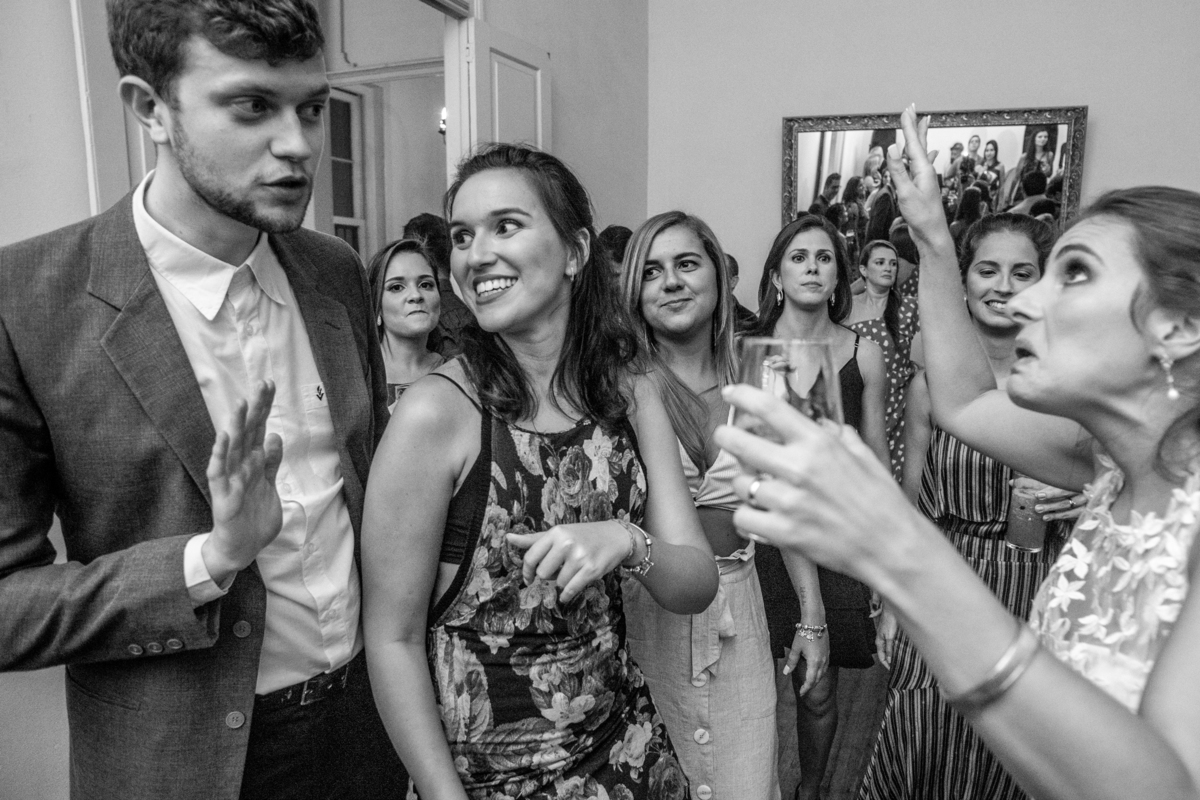 Casal de noivos dançando na pista de dança em dia do casamento com vestido branco e camisa para o noivo em Solar das Palmeiras no bairro de Botafogo 
