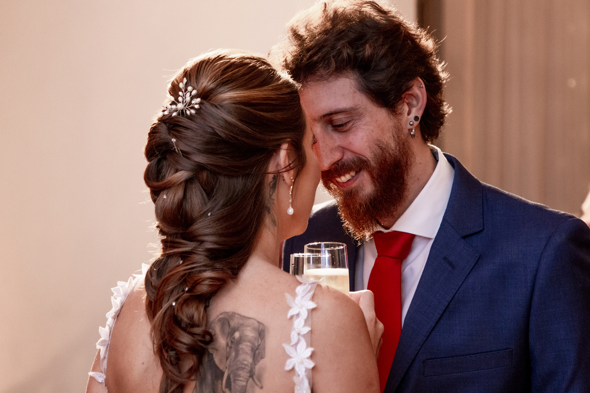 Nossa Casa Estúdio fotografia de casamento noivos 2020 2021 2022 casal no altar na cerimônia estilo rústico terno do noivo com estilo sapato do noivo decoração rústica de casamento no solar das palmeiras em botafogo rio de janeiro fotógrafo em niterói