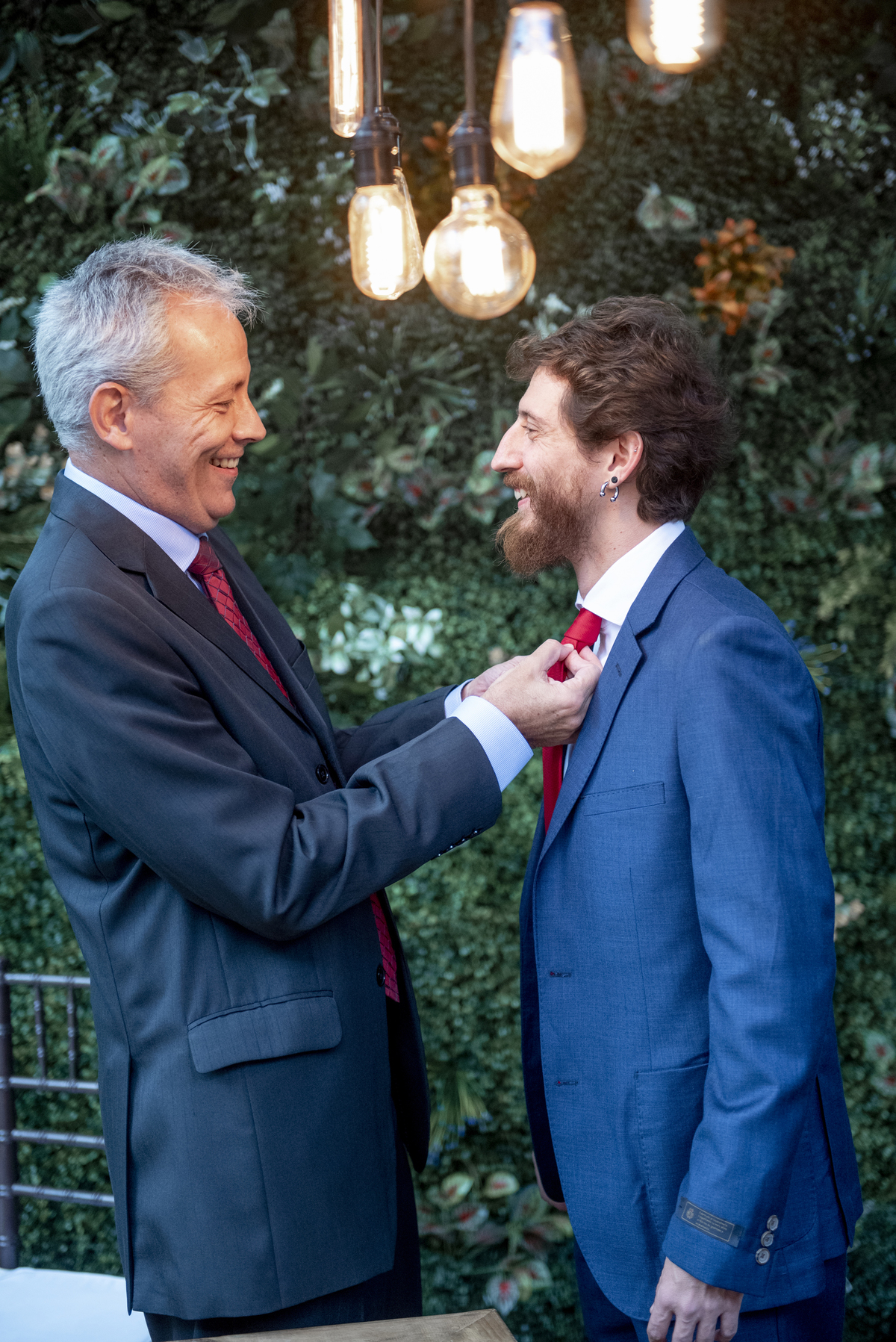 Nossa casa estúdio fotógrafo de casamento no rio de janeiro em niterói terno do noivo com pai arrumando a gravata antes da cerimônia no solar das palmeiras making of 