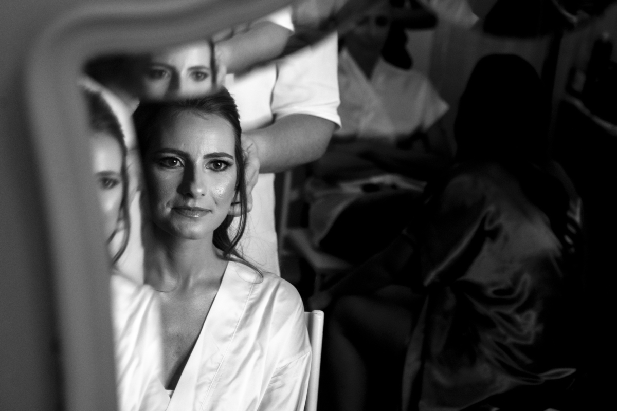 Nossa Casa Estúdio fotógrafo de casamento em niterói rio de janeiro noiva se arrumando para o casamento no making of maquiagem batom da noiva vestido com madrinhas hotel para casamento solar das palmeiras tendências penteado dicas para casar 