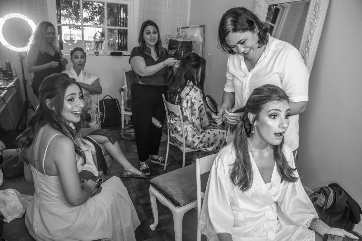 Nossa Casa Estúdio fotógrafo de casamento em niterói rio de janeiro noiva se arrumando para o casamento no making of maquiagem batom da noiva vestido com madrinhas hotel para casamento solar das palmeiras tendências penteado dicas para casar 