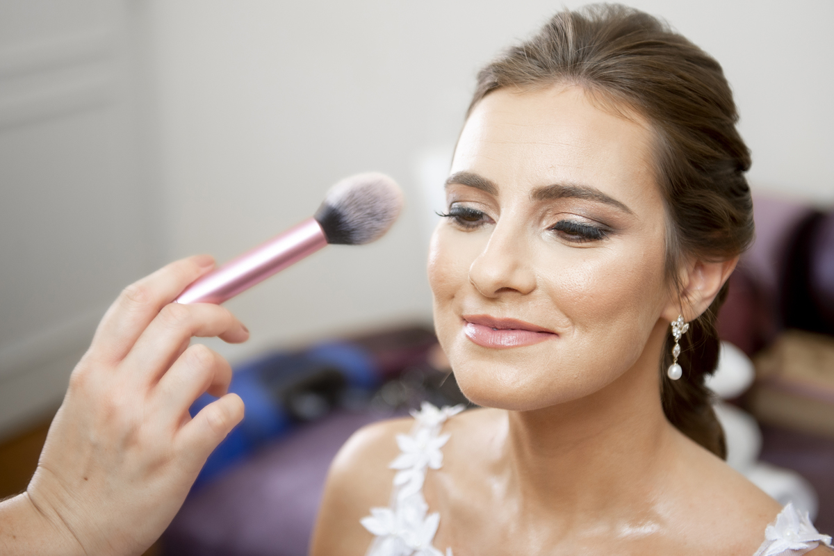 Nossa Casa Estúdio fotógrafo de casamento em niterói rio de janeiro noiva se arrumando para o casamento no making of maquiagem batom da noiva vestido com madrinhas hotel para casamento solar das palmeiras tendências penteado dicas para casar 