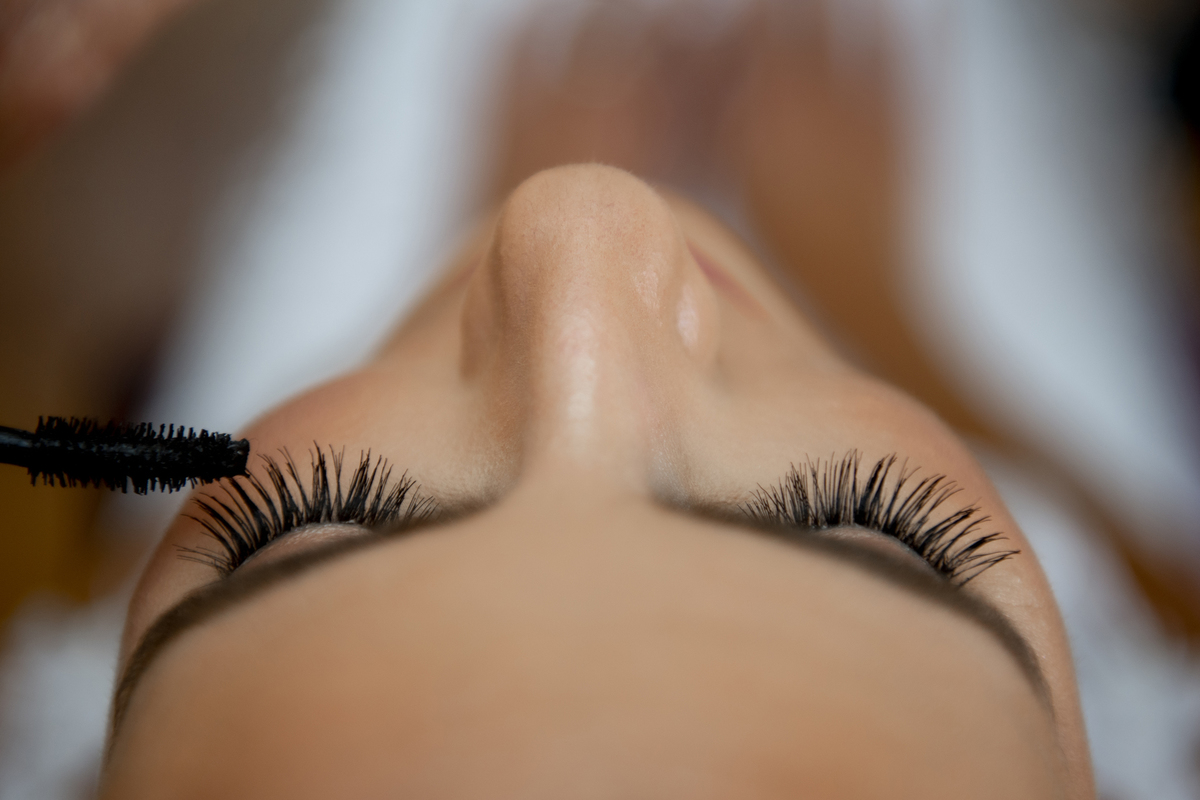 Nossa Casa Estúdio fotógrafo de casamento em niterói rio de janeiro noiva se arrumando para o casamento no making of maquiagem batom da noiva vestido com madrinhas hotel para casamento solar das palmeiras tendências penteado dicas para casar 