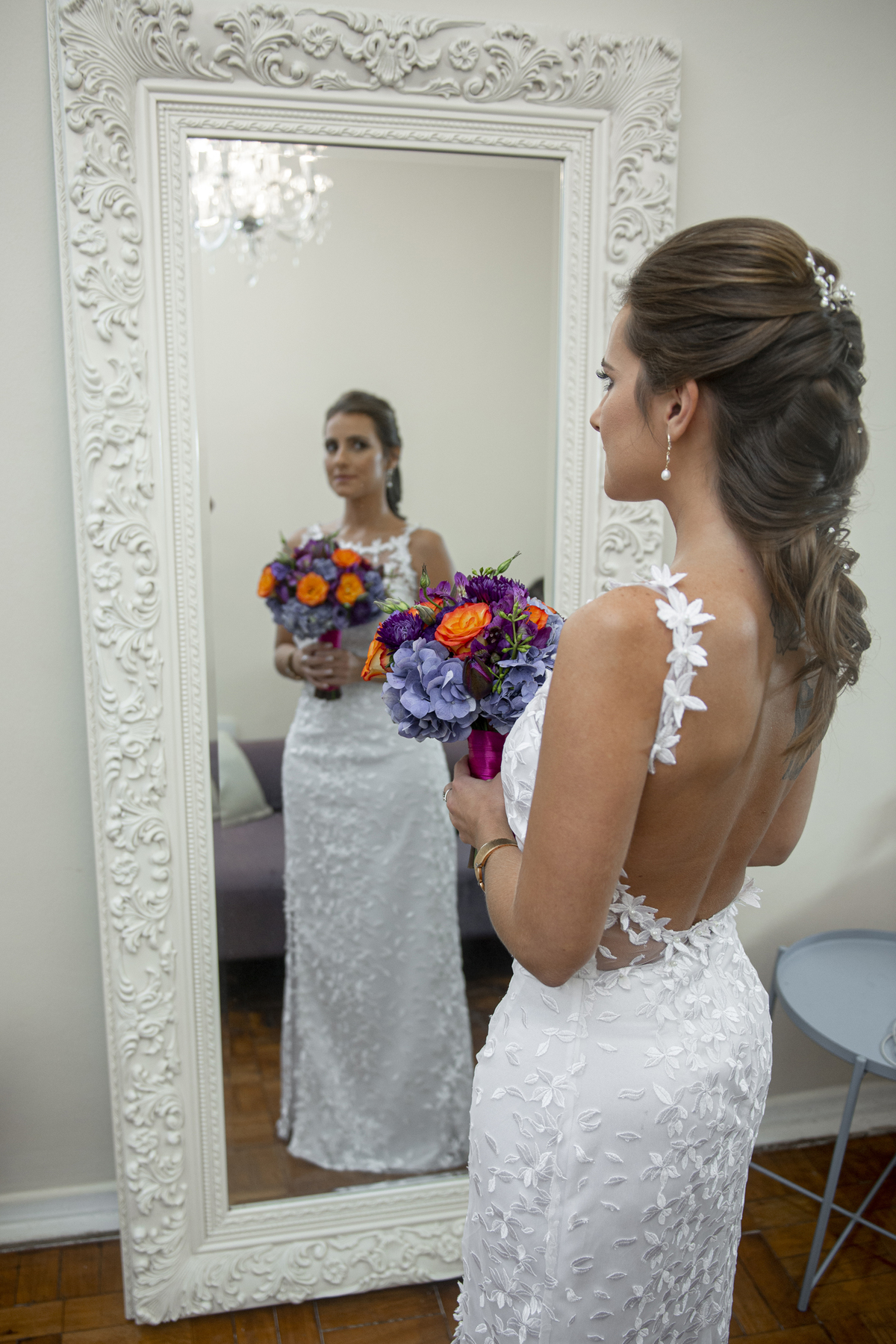 Nossa Casa Estúdio fotógrafo de casamento em niterói rio de janeiro noiva se arrumando para o casamento no making of maquiagem batom da noiva vestido com madrinhas hotel para casamento solar das palmeiras tendências penteado dicas para casar buque