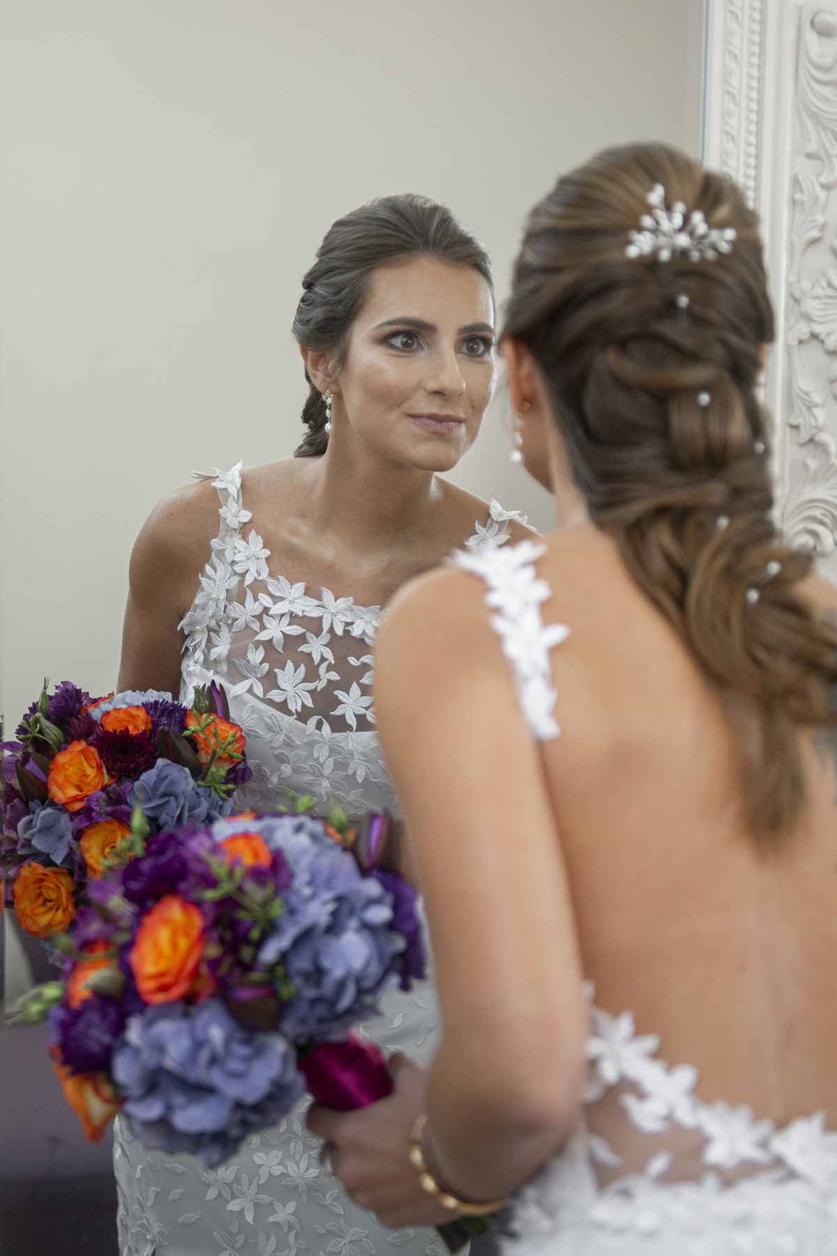 Nossa Casa Estúdio fotógrafo de casamento em niterói rio de janeiro noiva se arrumando para o casamento no making of maquiagem batom da noiva vestido com madrinhas hotel para casamento solar das palmeiras tendências penteado dicas para casar buque