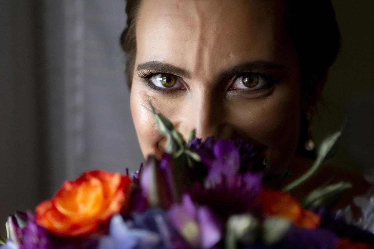 Nossa Casa Estúdio fotógrafo de casamento em niterói rio de janeiro noiva se arrumando para o casamento no making of maquiagem batom da noiva vestido com madrinhas hotel para casamento solar das palmeiras tendências penteado dicas para casar buque
