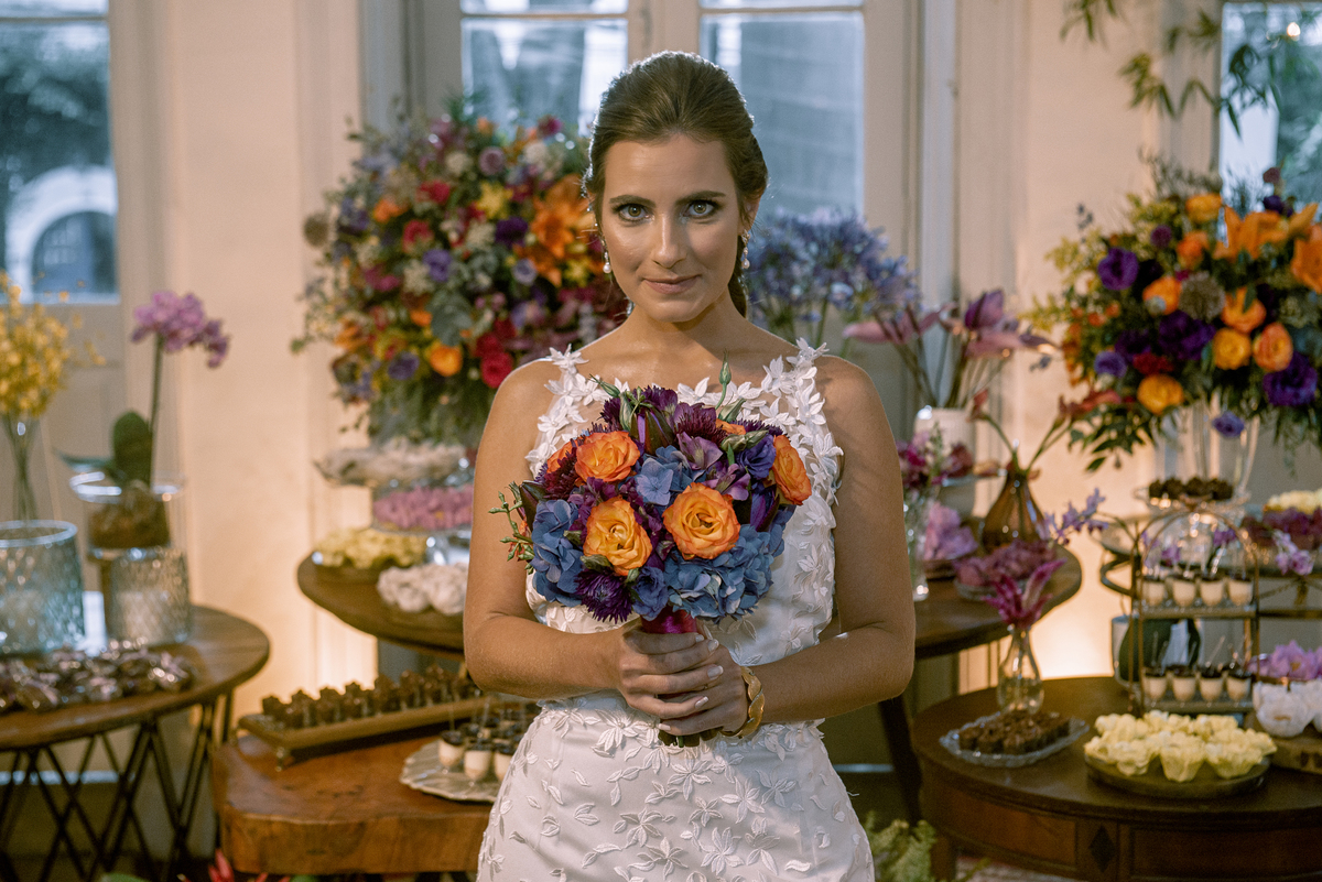 Nossa Casa Estúdio fotógrafo de casamento em niterói rio de janeiro noiva se arrumando para o casamento no making of maquiagem batom da noiva vestido com madrinhas hotel para casamento solar das palmeiras tendências penteado dicas para casar buque