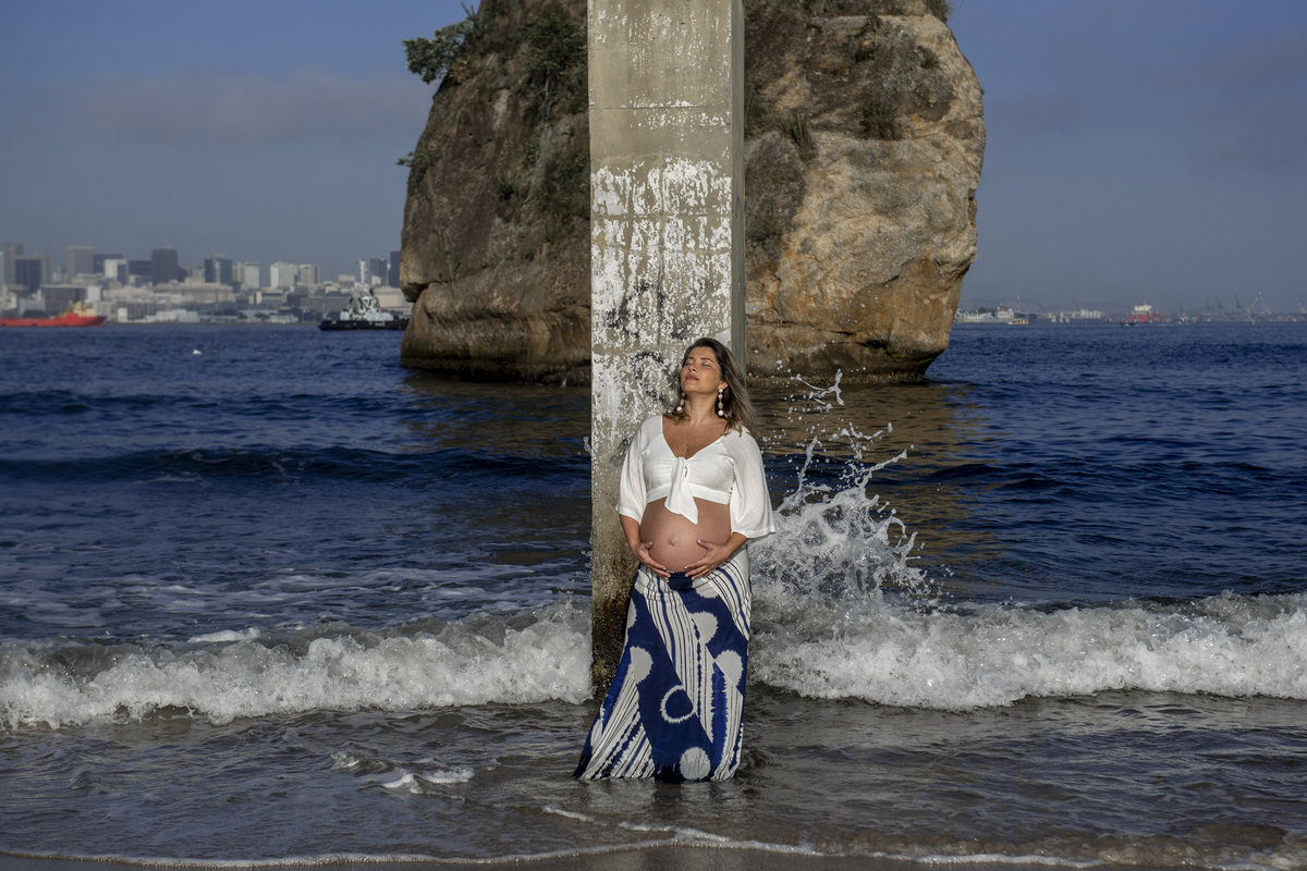 nossa casa estúdio fotógrafo de gestante em niterói e rio de janeiro ensaio externo praia mamães mães 2020 2021 fotografia para gestantes baby bebês zona sul ensaio nascer do sol lugar paradisíaco roupas gestante inspiração fotografia