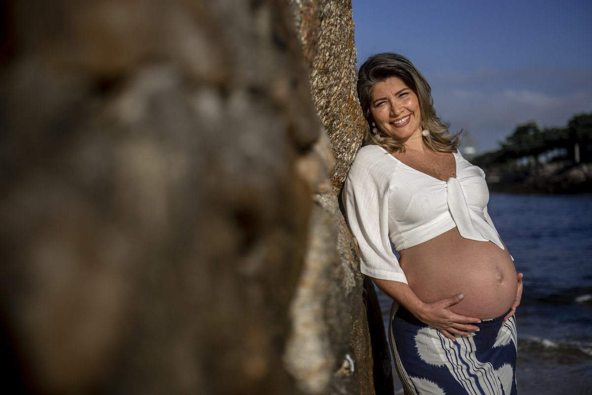 nossa casa estúdio fotógrafo de gestante em niterói e rio de janeiro ensaio externo praia mamães mães 2020 2021 fotografia para gestantes baby bebês zona sul ensaio nascer do sol lugar paradisíaco roupas gestante inspiração fotografia