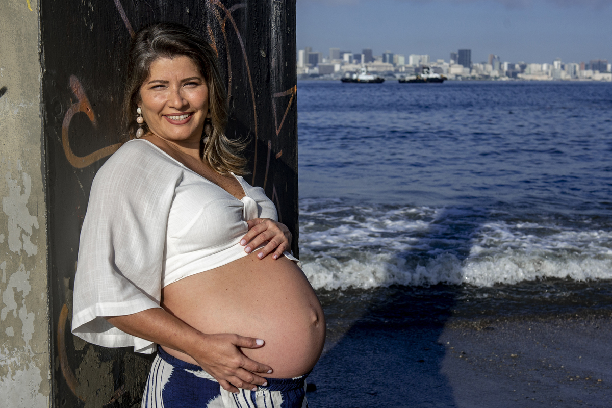 nossa casa estúdio fotógrafo de gestante em niterói e rio de janeiro ensaio externo praia mamães mães 2020 2021 fotografia para gestantes baby bebês zona sul ensaio nascer do sol lugar paradisíaco roupas gestante inspiração fotografia