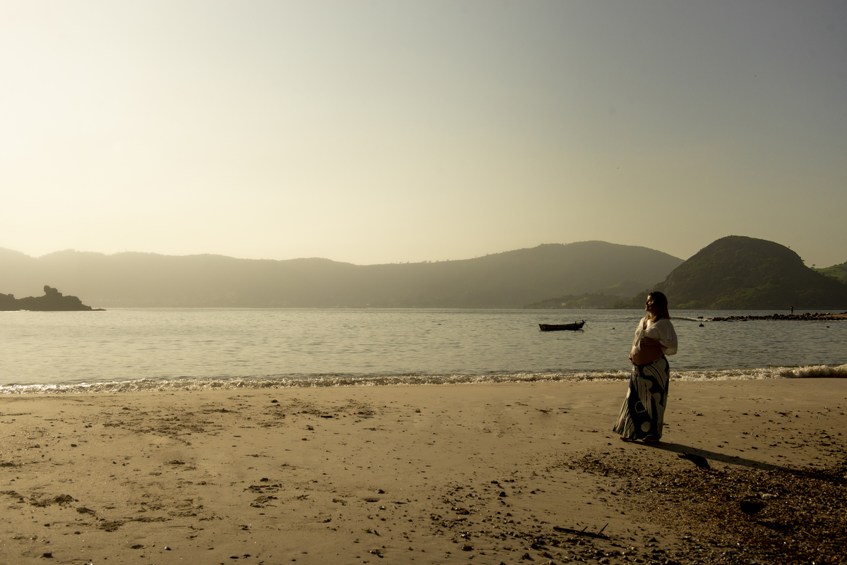 nossa casa estúdio fotógrafo de gestante em niterói e rio de janeiro ensaio externo praia mamães mães 2020 2021 fotografia para gestantes baby bebês zona sul ensaio nascer do sol lugar paradisíaco roupas gestante inspiração fotografia mac museu