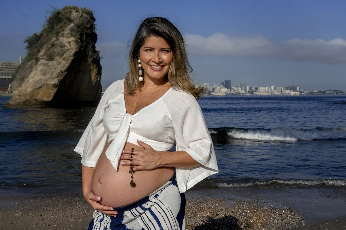 nossa casa estúdio fotógrafo de gestante em niterói e rio de janeiro ensaio externo praia mamães mães 2020 2021 fotografia para gestantes baby bebês zona sul ensaio nascer do sol lugar paradisíaco roupas gestante inspiração fotografia