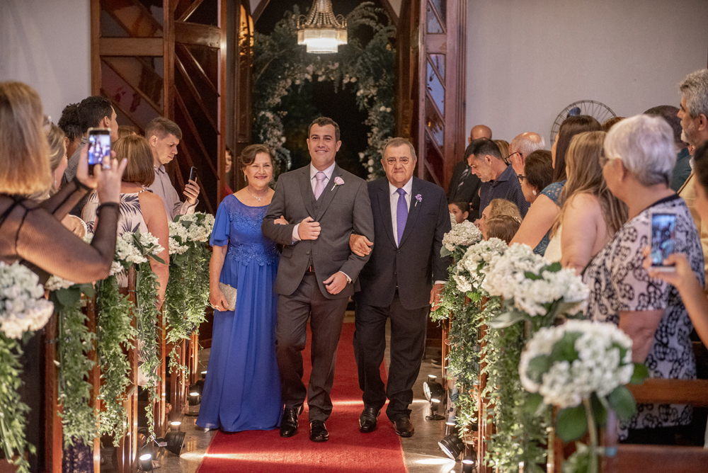 Nossa Casa Estúdio Fotografia de casamento no rio de janeiro em Niterói alto da boa vista igreja nossa senhora da Luz making of da noiva vestido branco grande dia maquiagem cabelo e penteado cerimônia de casamento festa bolo decoração noivo terno 