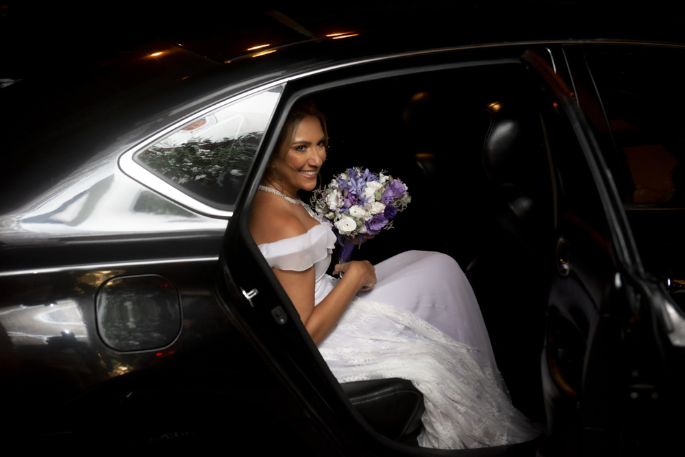 Nossa Casa Estúdio Fotografia de casamento no rio de janeiro em Niterói alto da boa vista igreja nossa senhora da Luz making of da noiva vestido branco grande dia maquiagem cabelo e penteado cerimônia de casamento festa bolo decoração noivo terno 