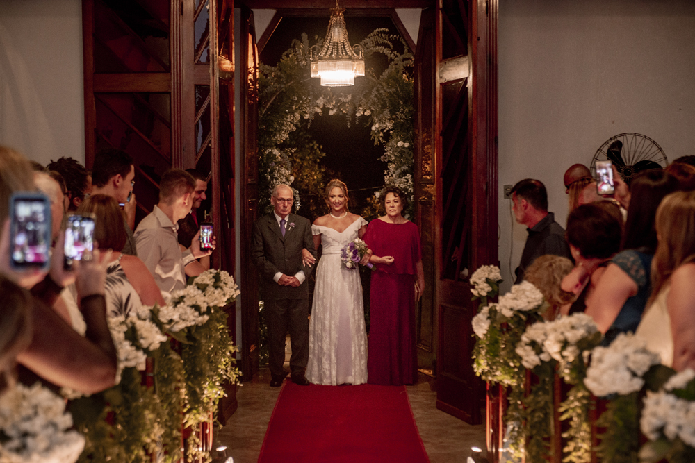 Nossa Casa Estúdio Fotografia de casamento no rio de janeiro em Niterói alto da boa vista igreja nossa senhora da Luz making of da noiva vestido branco grande dia maquiagem cabelo e penteado cerimônia de casamento festa bolo decoração noivo terno 