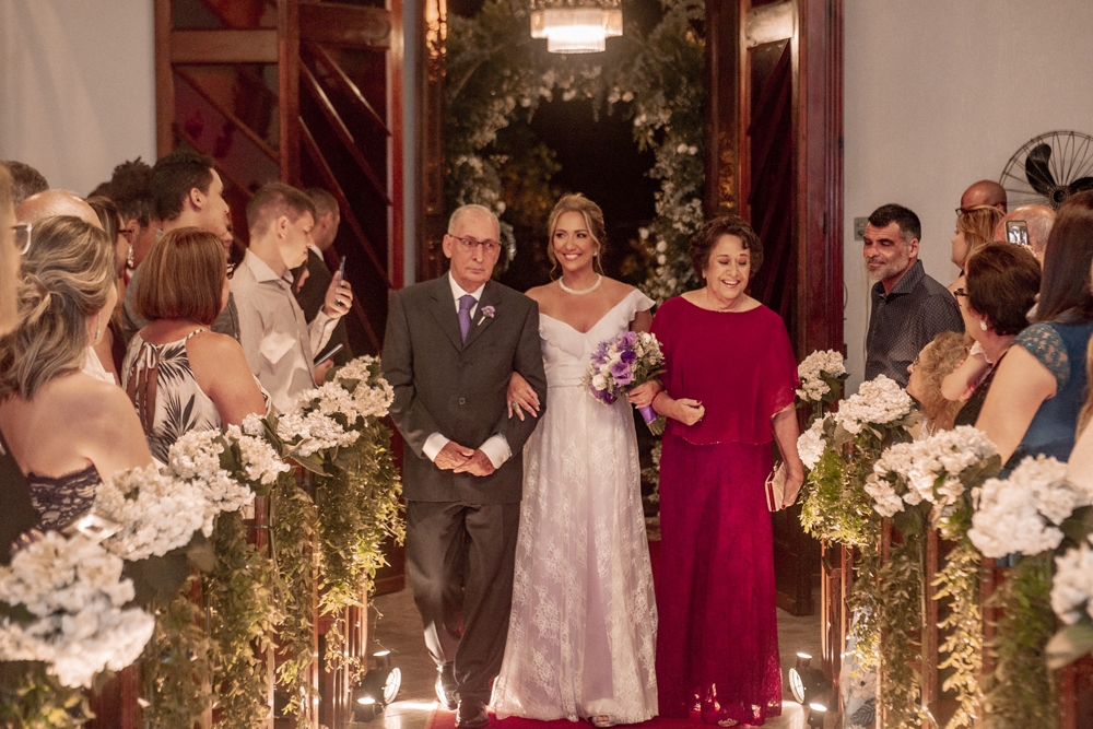 Nossa Casa Estúdio Fotografia de casamento no rio de janeiro em Niterói alto da boa vista igreja nossa senhora da Luz making of da noiva vestido branco grande dia maquiagem cabelo e penteado cerimônia de casamento festa bolo decoração noivo terno 