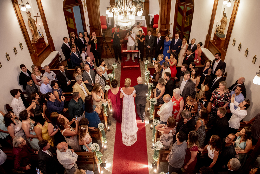 Nossa Casa Estúdio Fotografia de casamento no rio de janeiro em Niterói alto da boa vista igreja nossa senhora da Luz making of da noiva vestido branco grande dia maquiagem cabelo e penteado cerimônia de casamento festa bolo decoração noivo terno 