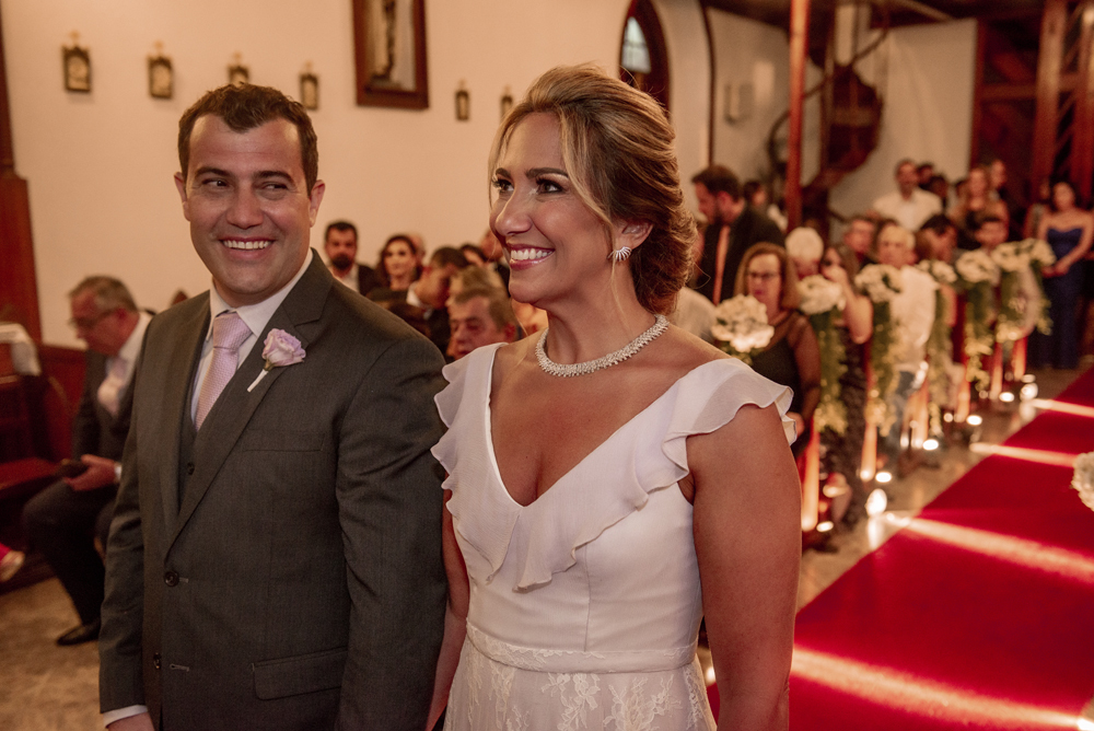 Nossa Casa Estúdio Fotografia de casamento no rio de janeiro em Niterói alto da boa vista igreja nossa senhora da Luz making of da noiva vestido branco grande dia maquiagem cabelo e penteado cerimônia de casamento festa bolo decoração noivo terno 