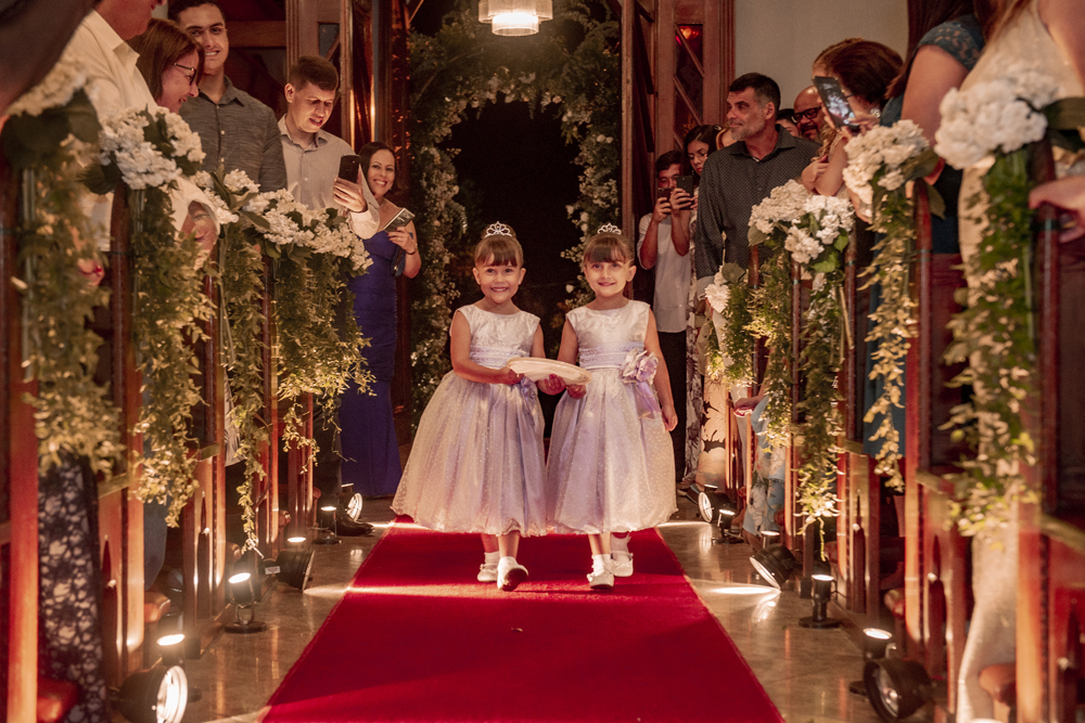 Nossa Casa Estúdio Fotografia de casamento no rio de janeiro em Niterói alto da boa vista igreja nossa senhora da Luz making of da noiva vestido branco grande dia maquiagem cabelo e penteado cerimônia de casamento festa bolo decoração noivo terno 