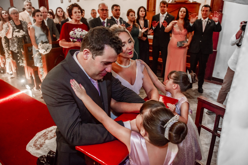 Nossa Casa Estúdio Fotografia de casamento no rio de janeiro em Niterói alto da boa vista igreja nossa senhora da Luz making of da noiva vestido branco grande dia maquiagem cabelo e penteado cerimônia de casamento festa bolo decoração noivo terno 