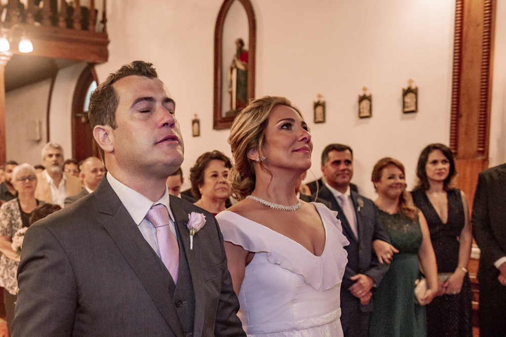 Nossa Casa Estúdio Fotografia de casamento no rio de janeiro em Niterói alto da boa vista igreja nossa senhora da Luz making of da noiva vestido branco grande dia maquiagem cabelo e penteado cerimônia de casamento festa bolo decoração noivo terno 