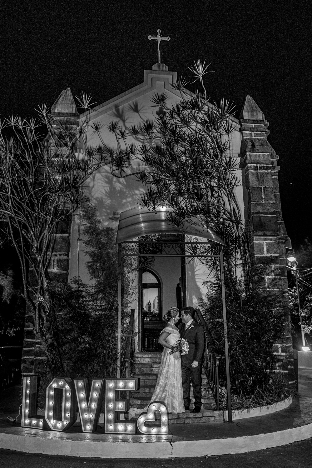 Nossa Casa Estúdio Fotografia de casamento no rio de janeiro em Niterói alto da boa vista igreja nossa senhora da Luz making of da noiva vestido branco grande dia maquiagem cabelo e penteado cerimônia de casamento festa bolo decoração noivo terno 