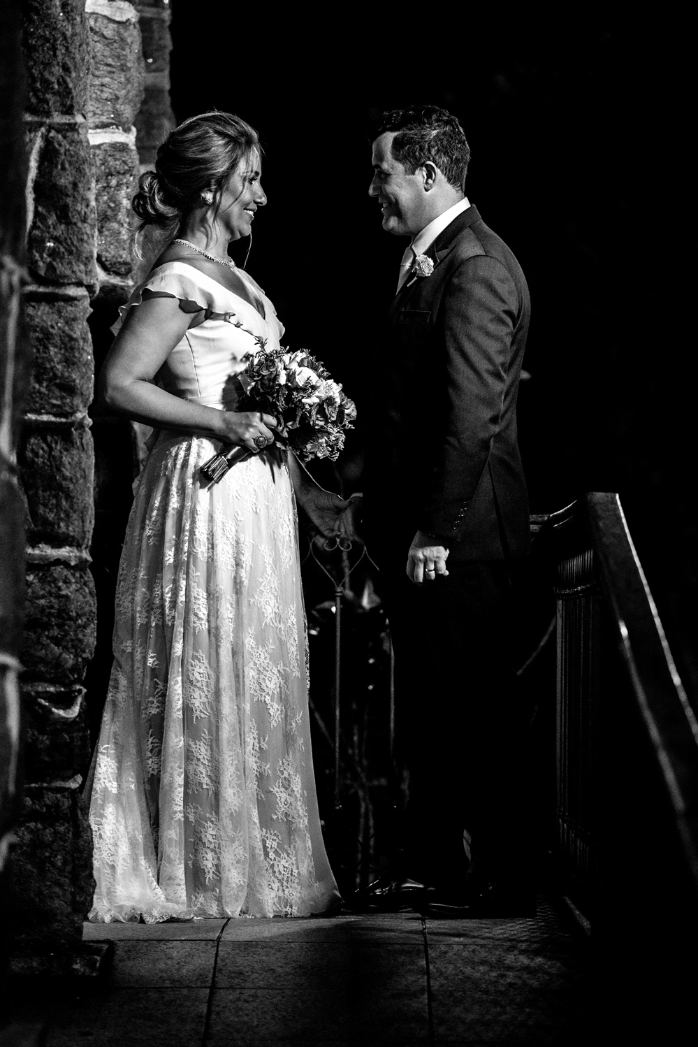 Nossa Casa Estúdio Fotografia de casamento no rio de janeiro em Niterói alto da boa vista igreja nossa senhora da Luz making of da noiva vestido branco grande dia maquiagem cabelo e penteado cerimônia de casamento festa bolo decoração noivo terno 