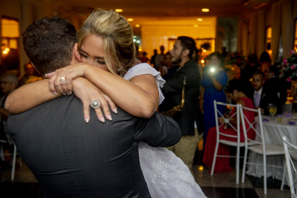 Nossa Casa Estúdio Fotografia de casamento no rio de janeiro em Niterói alto da boa vista igreja nossa senhora da Luz making of da noiva vestido branco grande dia maquiagem cabelo e penteado cerimônia de casamento festa bolo decoração noivo terno 