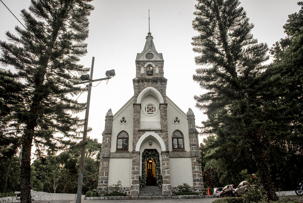 Nossa Casa Estúdio Fotografia de casamento no rio de janeiro em Niterói alto da boa vista igreja nossa senhora da Luz making of da noiva vestido branco grande dia maquiagem cabelo e penteado cerimônia de casamento festa bolo decoração noivo terno 