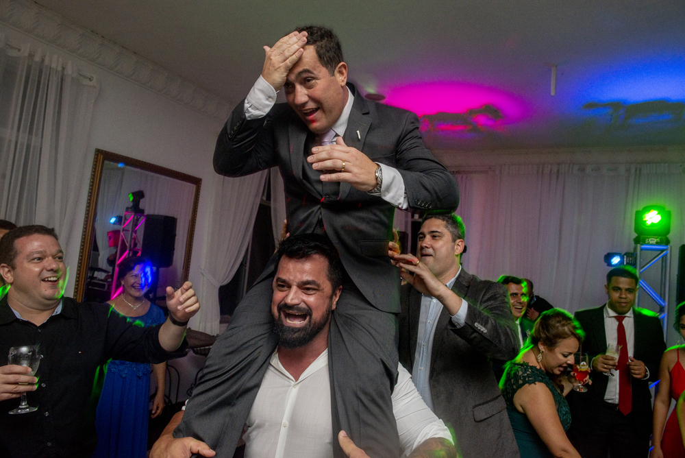 Nossa Casa Estúdio Fotografia de casamento no rio de janeiro em Niterói alto da boa vista igreja nossa senhora da Luz making of da noiva vestido branco grande dia maquiagem cabelo e penteado cerimônia de casamento festa bolo decoração noivo terno 