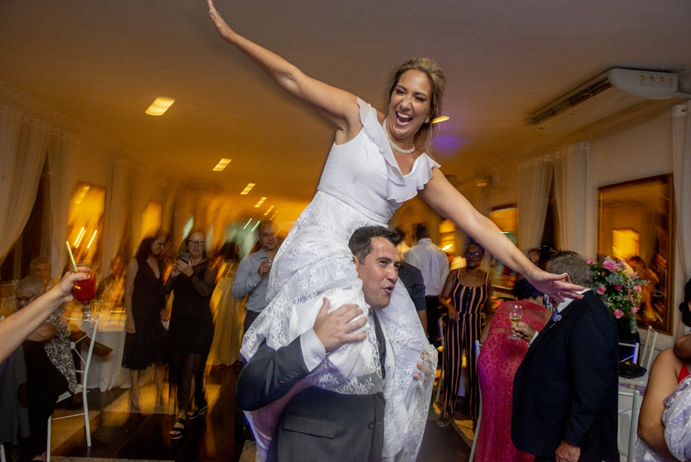 Nossa Casa Estúdio Fotografia de casamento no rio de janeiro em Niterói alto da boa vista igreja nossa senhora da Luz making of da noiva vestido branco grande dia maquiagem cabelo e penteado cerimônia de casamento festa bolo decoração noivo terno 