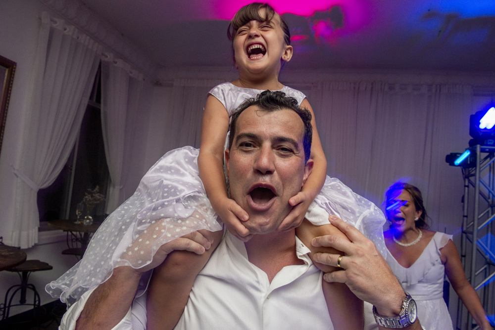 Nossa Casa Estúdio Fotografia de casamento no rio de janeiro em Niterói alto da boa vista igreja nossa senhora da Luz making of da noiva vestido branco grande dia maquiagem cabelo e penteado cerimônia de casamento festa bolo decoração noivo terno 