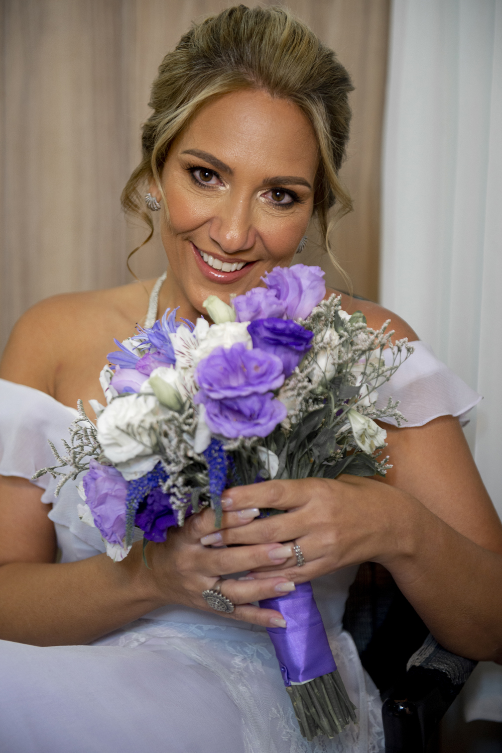 Nossa Casa Estúdio Fotografia de casamento no rio de janeiro em Niterói alto da boa vista igreja nossa senhora da Luz making of da noiva vestido branco grande dia maquiagem cabelo e penteado cerimônia de casamento festa bolo decoração noivo terno 