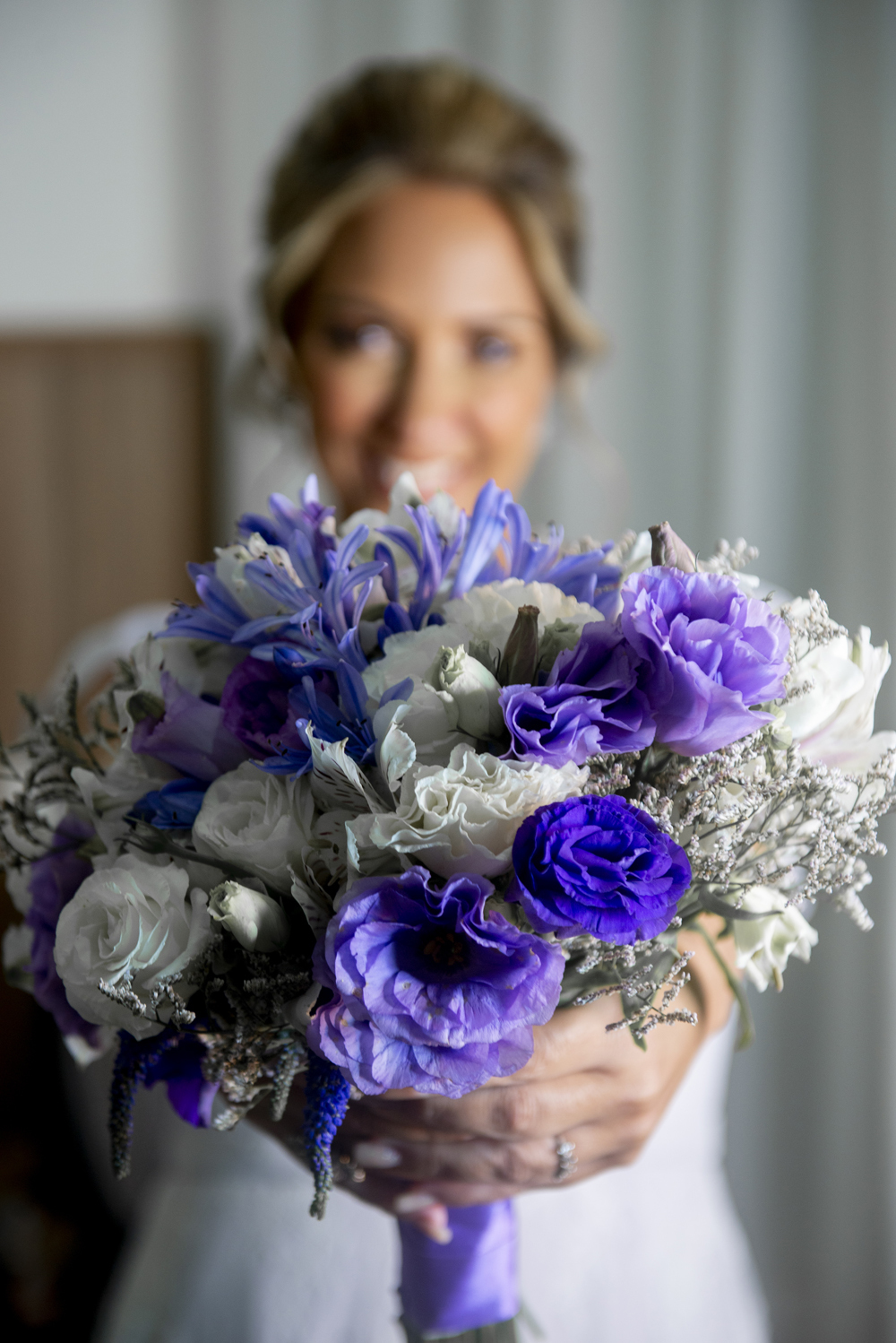 Nossa Casa Estúdio Fotografia de casamento no rio de janeiro em Niterói alto da boa vista igreja nossa senhora da Luz making of da noiva vestido branco grande dia maquiagem cabelo e penteado cerimônia de casamento festa bolo decoração noivo terno 