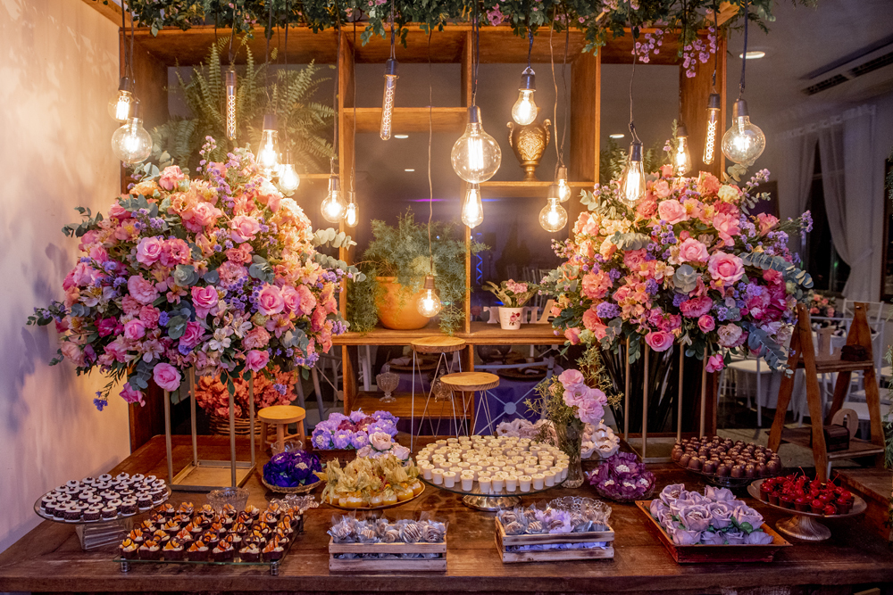 Nossa Casa Estúdio Fotografia de casamento no rio de janeiro em Niterói alto da boa vista igreja nossa senhora da Luz making of da noiva vestido branco grande dia maquiagem cabelo e penteado cerimônia de casamento festa bolo decoração noivo terno 