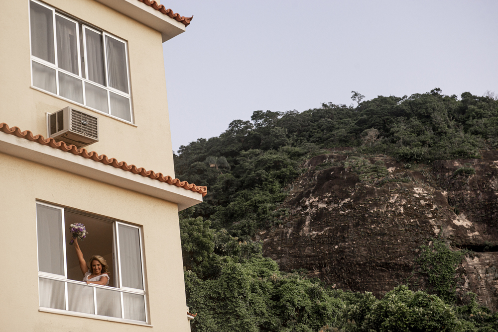 Nossa Casa Estúdio Fotografia de casamento no rio de janeiro em Niterói alto da boa vista igreja nossa senhora da Luz making of da noiva vestido branco grande dia maquiagem cabelo e penteado cerimônia de casamento festa bolo decoração noivo terno 