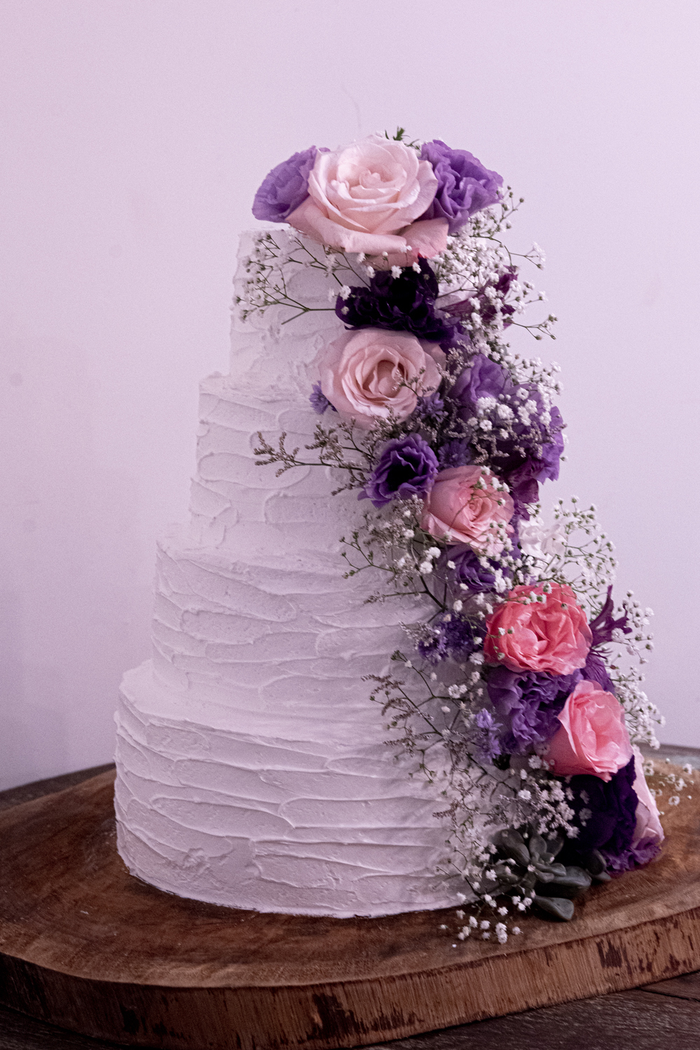 Nossa Casa Estúdio Fotografia de casamento no rio de janeiro em Niterói alto da boa vista igreja nossa senhora da Luz making of da noiva vestido branco grande dia maquiagem cabelo e penteado cerimônia de casamento festa bolo decoração noivo terno 