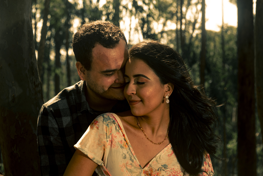Ensaio pré wedding na cidade niterói no bosque de eucaliptos no parque da cidade fotografado por Nossa Casa Estúdio fotógrafos de casamento em rio de janeiro feito externo ao por do sol na floresta e na praia de itacoatiara com noiva e noivo