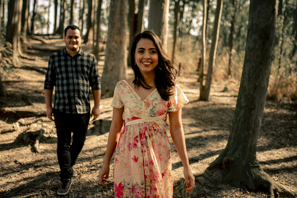 Ensaio pré wedding na cidade niterói no bosque de eucaliptos no parque da cidade fotografado por Nossa Casa Estúdio fotógrafos de casamento em rio de janeiro feito externo ao por do sol na floresta e na praia de itacoatiara com noiva e noivo
