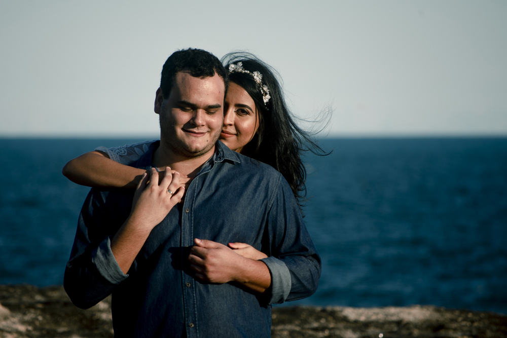 Ensaio pré wedding na cidade niterói no bosque de eucaliptos no parque da cidade fotografado por Nossa Casa Estúdio fotógrafos de casamento em rio de janeiro feito externo ao por do sol na floresta e na praia de itacoatiara com noiva e noivo