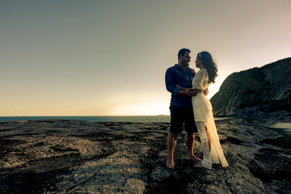 Ensaio pré wedding na cidade niterói no bosque de eucaliptos no parque da cidade fotografado por Nossa Casa Estúdio fotógrafos de casamento em rio de janeiro feito externo ao por do sol na floresta e na praia de itacoatiara com noiva e noivo