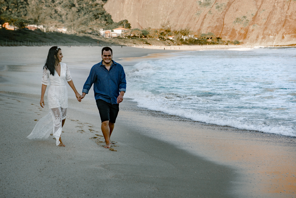 Ensaio pré wedding na cidade niterói no bosque de eucaliptos no parque da cidade fotografado por Nossa Casa Estúdio fotógrafos de casamento em rio de janeiro feito externo ao por do sol na floresta e na praia de itacoatiara com noiva e noivo